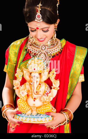 1 Bengali lady Ganesh Chaturthi culto Foto Stock