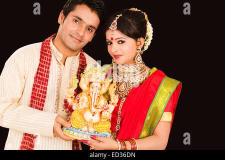 2 Bengali coppia sposata Ganesh Chaturthi culto Foto Stock
