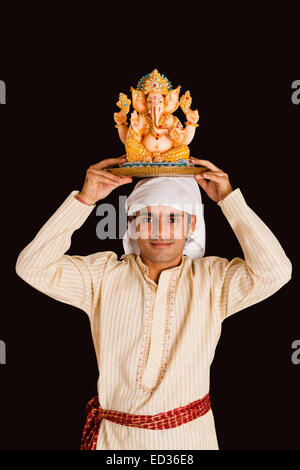 1 uomo bengalese Ganesh Chaturthi culto Foto Stock