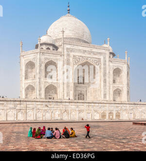 AGRA, INDIA - Nov 17, 2012: le persone a rilassarsi attorno alle pareti del Taj Mahal. Taj Mahal riconosciuto come gioiello di arte musulmana in India Foto Stock