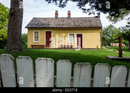 Illinois Decatur,Homestead Prairie Farm,Trobaugh-Good House,Rock Springs Conservation Area,casa,acqua,pompa,manuale,bene,recinto bianco picket,IL140904018 Foto Stock