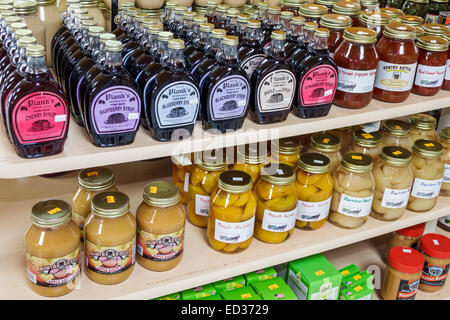 Illinois Arthur,Shady Crest Orchard & Farm Market,Amish,vendita sciroppo display,frutta in bottiglia,IL140904045 Foto Stock