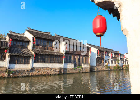 Un vecchio cinese tradizionale città dal Canal Grande,suzhou,Jiangsu, Cina.. il Grand Canal è unadelle famose e antiche canal in t Foto Stock