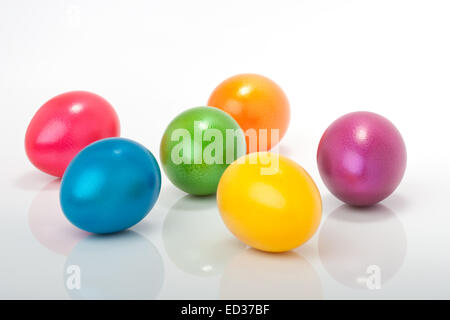 Molto colorato e uova di pasqua isolata contro uno sfondo bianco Foto Stock