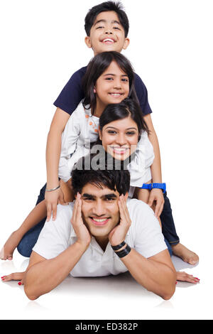 Famiglia indiana godere Piggyback Foto Stock