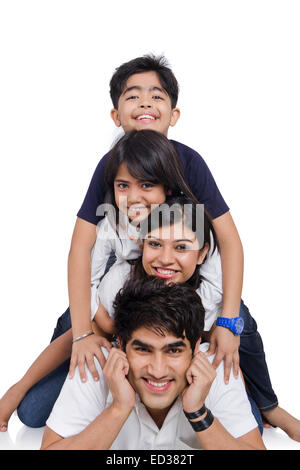 Famiglia indiana godere Piggyback Foto Stock