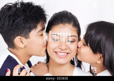 Indian madre e figli amore Kissing Foto Stock