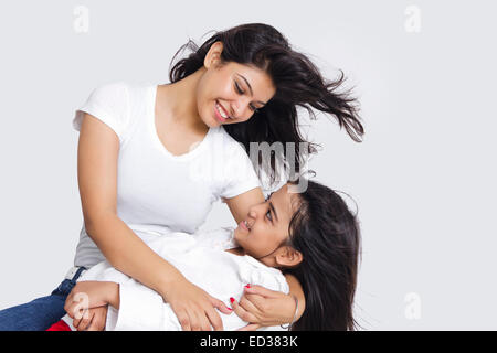 Indian madre e figlia di amore Foto Stock