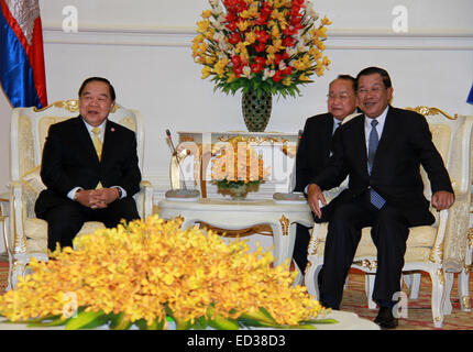 Phnom Penh Cambogia. 25 dic 2014. Primo ministro cambogiano Hun Sen (R) si riunisce con la visita Thai Vice Primo Ministro e Ministro della difesa Prawit Wongsuwan (L) in Phnom Penh Cambogia, 25 dicembre, 2014. Primo ministro cambogiano Hun Sen ha detto Giovedi che egli è stato lieto di vedere crescere i legami e la cooperazione con la vicina Thailandia, ha dichiarato un portavoce. Credito: Sovannara/Xinhua/Alamy Live News Foto Stock