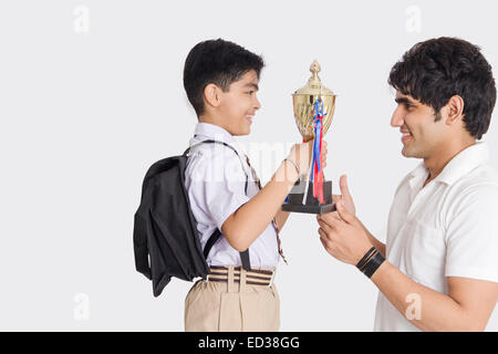 Indiano padre e figlio che mostra la vittoria del Trofeo Foto Stock