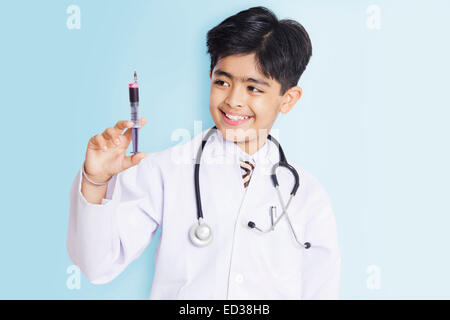 1 bambino indiano ragazzo medico Foto Stock