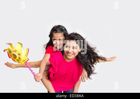 Indian madre e figlia Piggyback godere Foto Stock