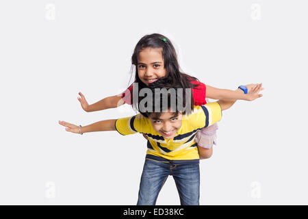 Indiana fratello e la madre di Piggyback godere Foto Stock