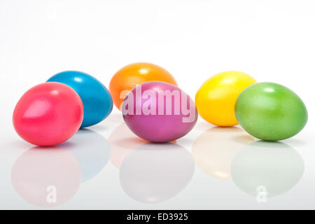 Molto colorato e uova di pasqua isolata contro uno sfondo bianco Foto Stock