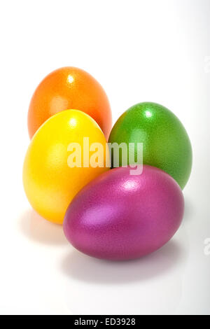Molto colorato e uova di pasqua isolata contro uno sfondo bianco Foto Stock