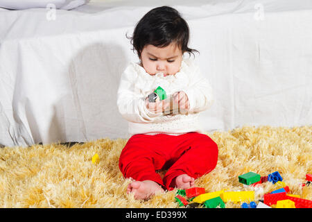 1 bambino indiano bambino giocattolo di riproduzione Foto Stock