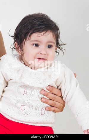 Madre indiana nuovo inizio baby caring Foto Stock