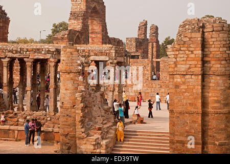 Quwwat-Ul-islam moschea rovine presso il complesso di Qutb, Sito Patrimonio Mondiale dell'UNESCO a Delhi, India, Asia Foto Stock