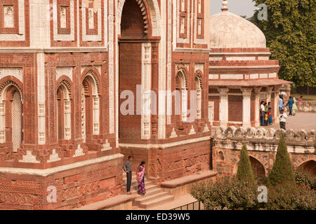 Alai Darwaza o Gate Alai presso il complesso di Qutb, Sito Patrimonio Mondiale dell'UNESCO a Delhi, India, Asia Foto Stock