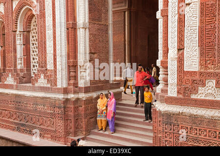 Alai Darwaza o Gate Alai presso il complesso di Qutb, Sito Patrimonio Mondiale dell'UNESCO a Delhi, India, Asia Foto Stock