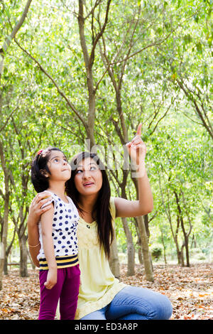 Indian Madre con bambino park godetevi Foto Stock