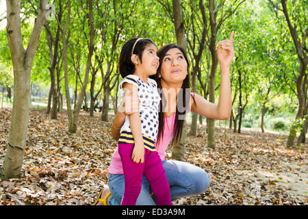 Indian Madre con bambino park godetevi Foto Stock