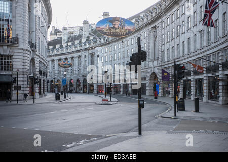 Londra, Regno Unito. 25 dic 2014. Svuotare il Regent's Street sulla mattina di Natale. Credito: Piero Cruciatti/Alamy Live News Foto Stock