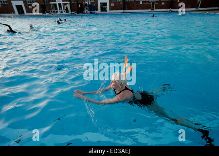 Brixton, Londra, Regno Unito. 25 dic 2014. La mattina presto il nuoto nel giorno di Natale a Brockwell Lido Credito: Miele Salvadori/Alamy Live News Foto Stock