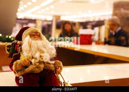 (141225) -- Il Cairo, 25 dicembre 2014 (Xinhua) -- un Babbo Natale giocattolo è visto in un negozio di articoli da regalo chiamato 'Haybar' al Cairo, Egitto, 24 dic. 2014 (Xinhua/Ahmed Gomaa) Foto Stock