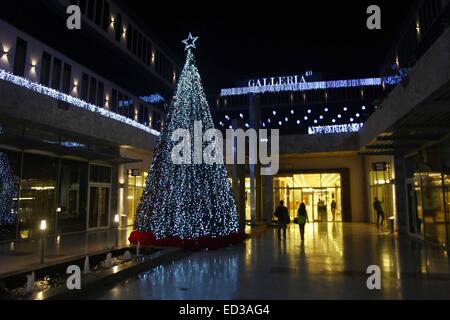 (141225) -- Il Cairo, 25 dicembre 2014 (Xinhua) -- Albero di Natale brilla dopo la sua illuminazione a un centro commerciale al Cairo, Egitto, 24 dic. 2014 (Xinhua/Ahmed Gomaa) Foto Stock