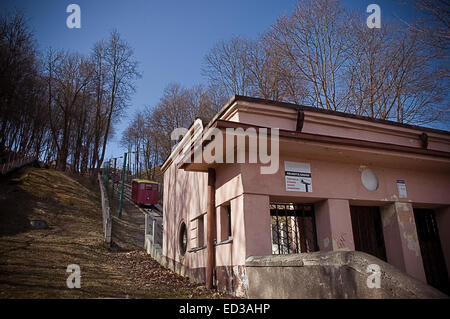Risalente al 1935, la funicolare che conduce a una zona panoramica della città di Kaunas, a partire dal ponte di Aleksoto. Foto Stock
