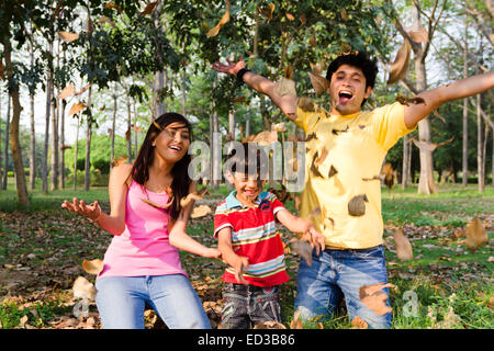 Indian genitori con parco per bambini godono di autunno Foto Stock