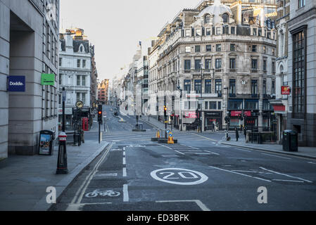 Londra, UK, 25 dic 2014. strade vuote di Londra su presto la mattina di Natale. Credito: Piero Cruciatti/Alamy Live News Foto Stock