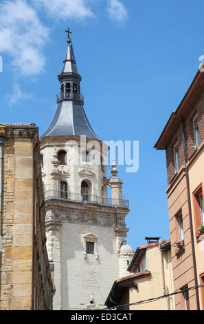 Campanile di una chiesa nel centro storico di Hondarribia, una città in Gipuzkoa, Paesi Baschi, vicino al confine francese. Foto Stock