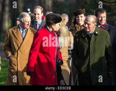 Sandringham, UK. 25 dic 2014. La famiglia reale frequentare la Chiesa tradizionale giornata di servizio a Sandringham. Credito: Ian Ward/Alamy Live News Foto Stock