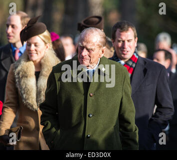 Sandringham, UK. 25 dic 2014. La famiglia reale frequentare la Chiesa tradizionale giornata di servizio a Sandringham. Credito: Ian Ward/Alamy Live News Foto Stock