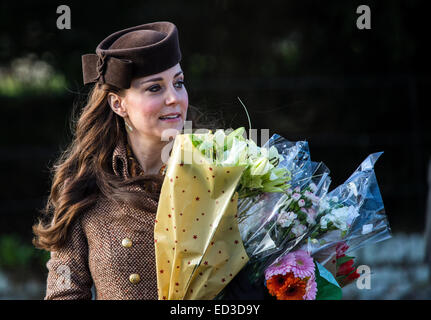 Sandringham, UK. 25 dic 2014. Kate Duchessa di Cambridge assiste il giorno di Natale sevice on the Sandringham Estate Credit: Ian Ward/Alamy Live News Foto Stock