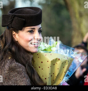 Sandringham, UK. 25 dic 2014. Kate Duchessa di Cambridge assiste il giorno di Natale sevice on the Sandringham Estate Credit: Ian Ward/Alamy Live News Foto Stock