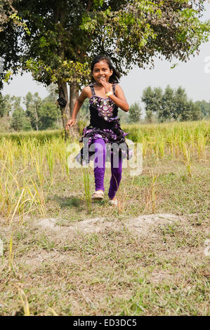 1 rurale indiano ragazza bambino azienda Foto Stock