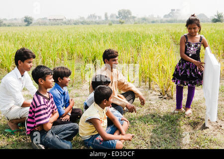 Rurale indiano agricoltore e i bambini che mostra la Bacheca Foto Stock