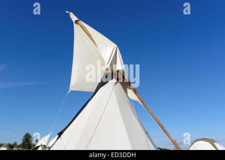Tepee Glamping WOMAD 2014, Charlton Park, Wiltshire, Inghilterra, Regno Unito, GB. Foto Stock