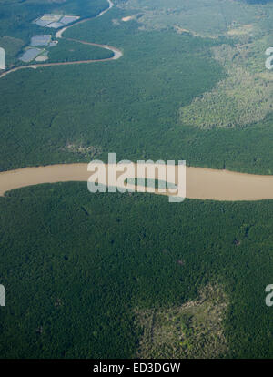 Vista aerea su fiume con la foresta e le aziende di allevamento ittico in provincia di Krabi, Thailandia, Sud-est asiatico. Foto Stock