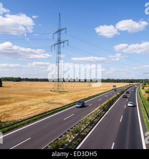 In autostrada in un paesaggio in estate e poche auto Foto Stock