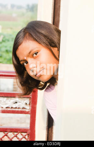 1 rurale indiano ragazza bambino porta Peeking Foto Stock