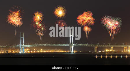 Fuochi d'artificio celebra oltre Yokohama Bay Bridge di notte, Giappone Foto Stock