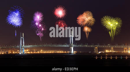 Fuochi d'artificio celebra oltre Yokohama Bay Bridge di notte, Giappone Foto Stock