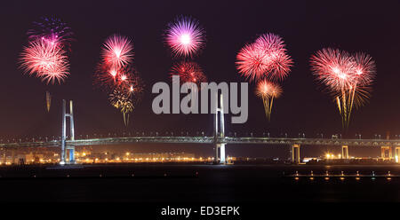 Fuochi d'artificio celebra oltre Yokohama Bay Bridge di notte, Giappone Foto Stock