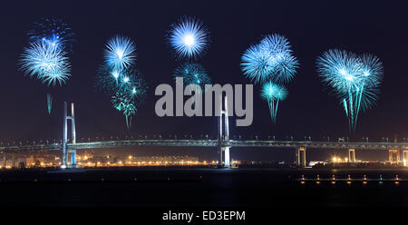 Fuochi d'artificio celebra oltre Yokohama Bay Bridge di notte, Giappone Foto Stock