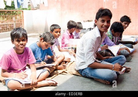 Indian bambini rurali gruppo di studio agli studenti Foto Stock