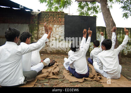 Indian bambini rurali gli studenti del gruppo di studio in aula Foto Stock